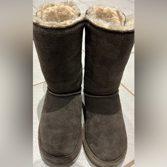 Beautiful hardly worn girls bear paw boots - Picture 2 of 3